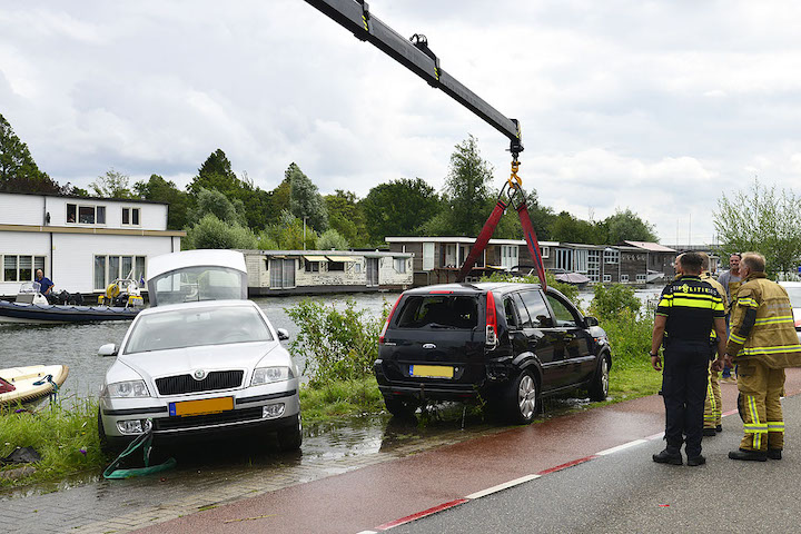2021/118/20210806-12u38 GB 028 Auto te water Nieuwemeerdijk.jpg